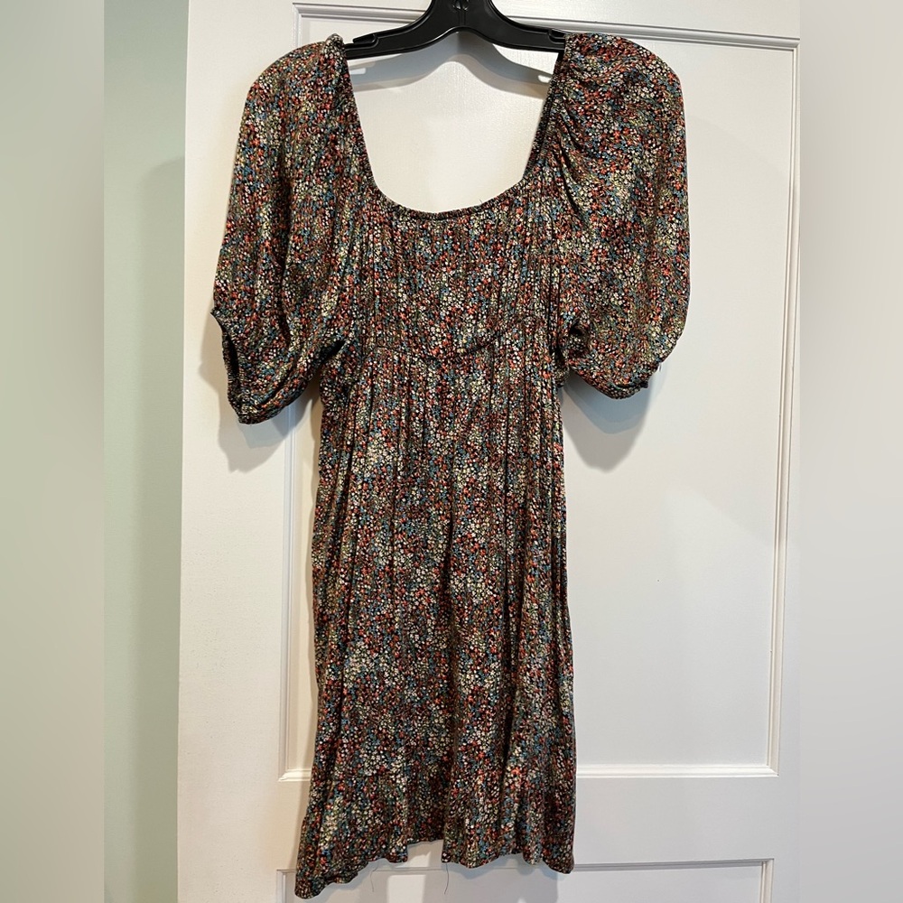 Sun dress puffy sleeves, empire waist, floral sundress. Super flattering.